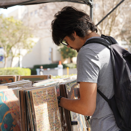Photo01_DSC00136 (1) Student Searching Wares